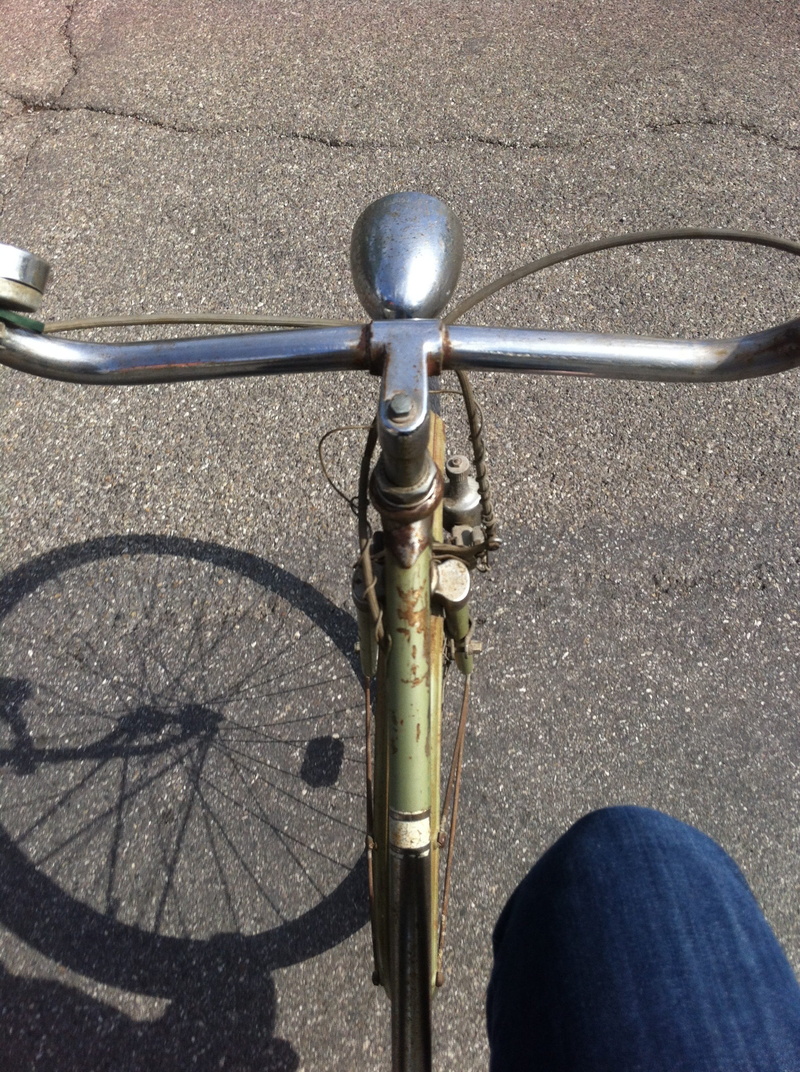 transportation, real people, 2K, riding, bicicletta, handle, shadow, mode of transportation, personal perspective, handlebar, bicycle, city, silver colored