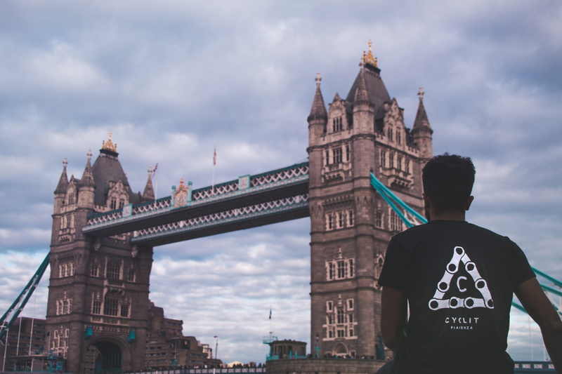 cycle, built structure, low angle view, rear view, travel, government, 5K, cloudy, clouds, london, building exterior, blurred, sky, travel destinations