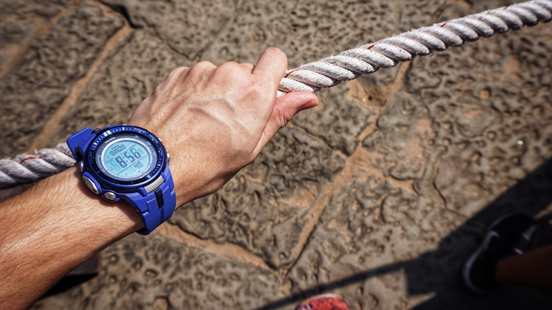 wearing, person, day, focus on foreground, human hand, one person, close-up, hand, 5K, casio, finger, blue, real people, untitled, outdoors, human body part