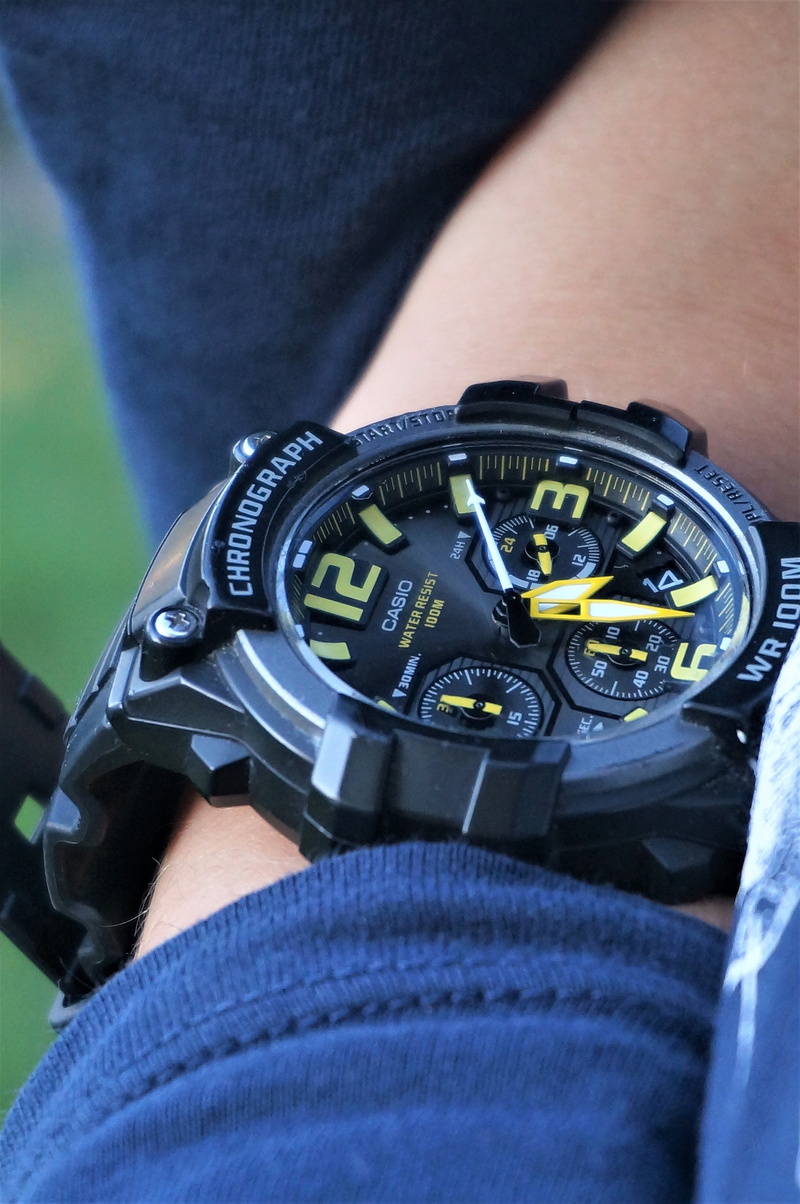 men, casual clothing, casio, wristwatch, accuracy, leisure activity, body part, real people, human hand, human body part, time, holding, midsection, lifestyles