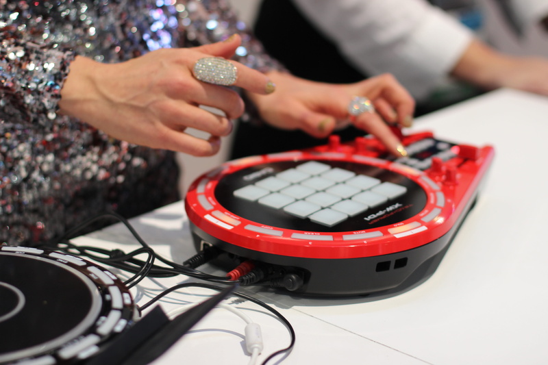 record, connection, Audio, casio, hand, human hand, arts culture and entertainment, 5K, Dj, adult, one woman only, holding, club dj, human body part, Technology