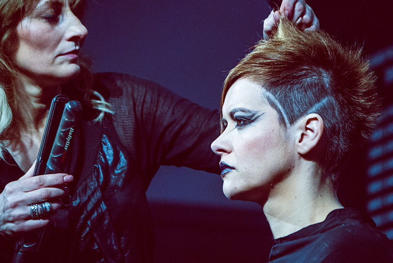 singing, holding, women, hairstyle, headshot, singer, portrait, real people, two people, hair, young adult, men, young men, straightener, cosmetics, performance
