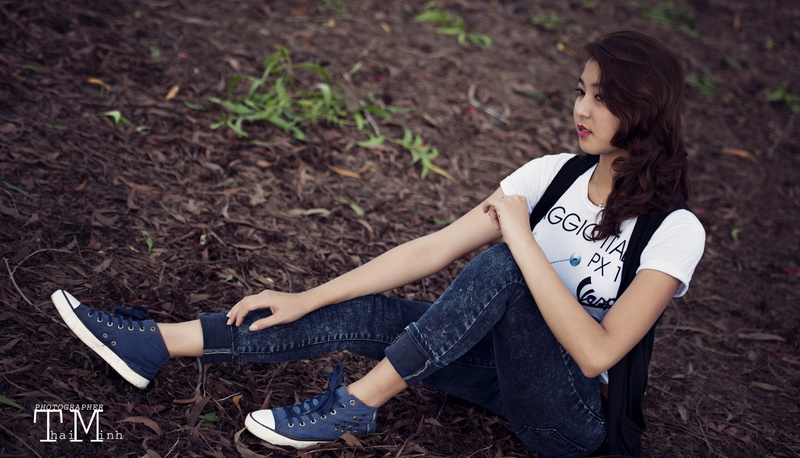 T-shirt, Asian, one person, adult, nature, women, outdoors, day, lifestyles, women outdoors, land, looking, full length, brunette, casual clothing, leisure activity