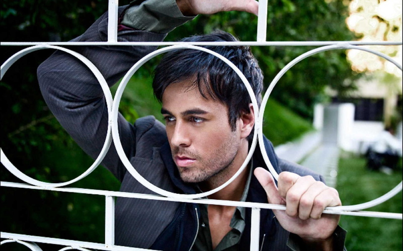 holding, enrique iglesias, close-up, sport, young Adult, headphones, strength, one Young Man Only, front view, young Men, 1080P, summer, day, outdoors