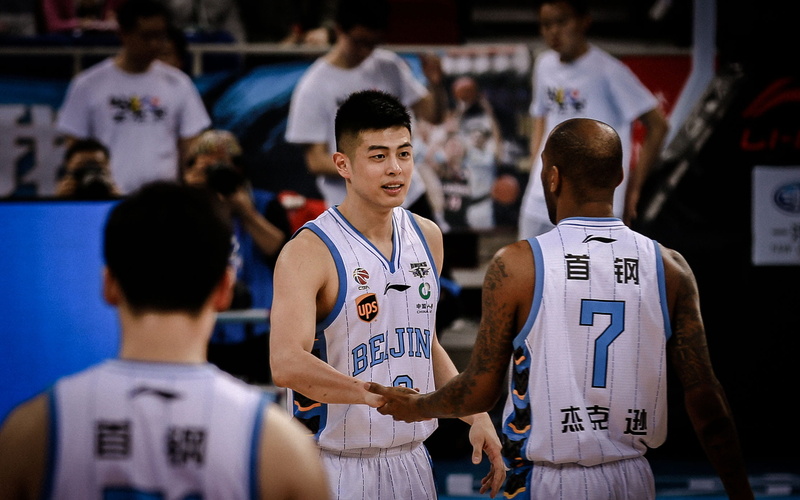 incidental people, two, peace, photo, basketball - sport, waist up, basketball, game, group of people, adult, match, another, communication, focus on foreground