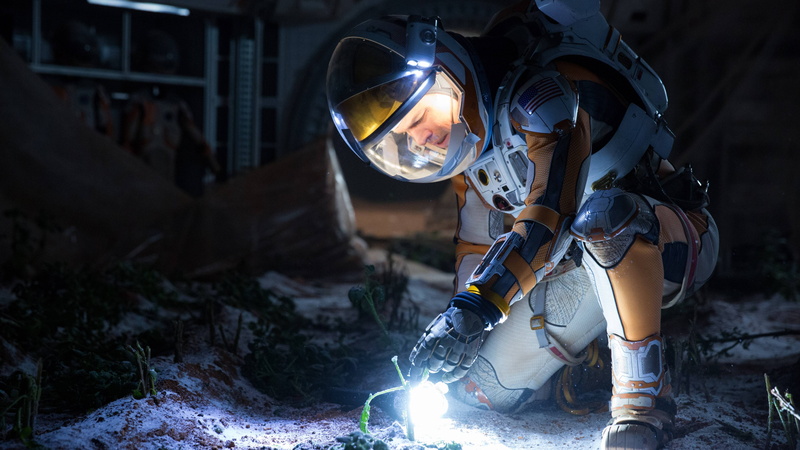 another, The Martian, Matt Damon, movie, world, exploring, Best Movies of 2015, astronaut, holding, 5K, man, bulb