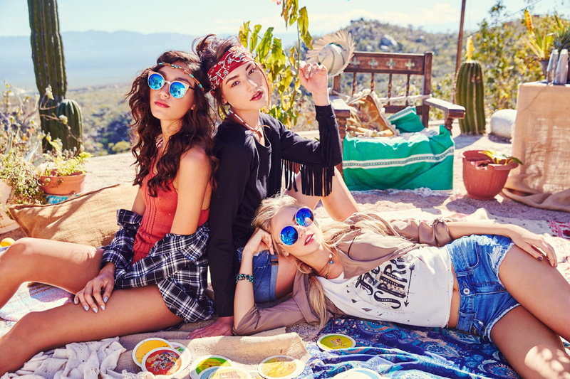 real people, full length, group of women, young women, nose rings, teenager, young adult, lifestyles, sitting, three quarter length, leisure activity, sunglasses