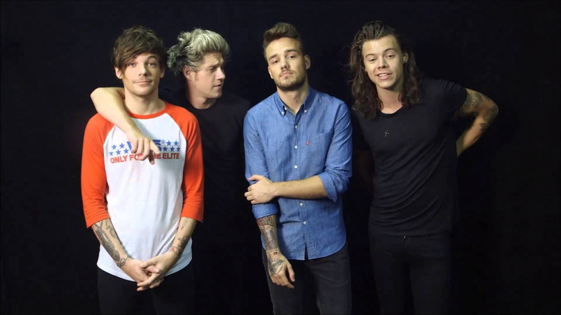 young women, group of people, one direction  computer, togetherness, people, portrait, looking at camera, casual clothing, front view, friendship, young adult