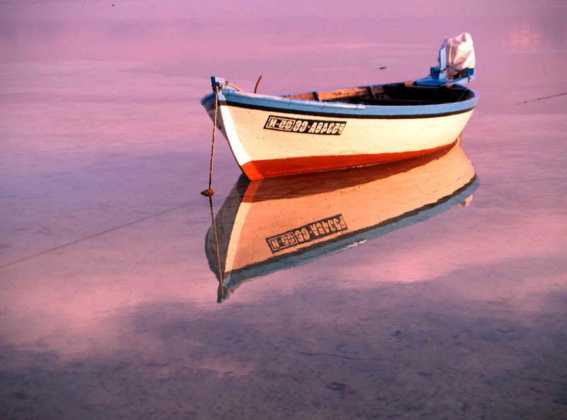 Beach, mode of transportation, Water, white, red, western script, sky, dhoni, Nature, canoe, Reflection, rowboat, day, cloud - sky, text, anchored, Boat