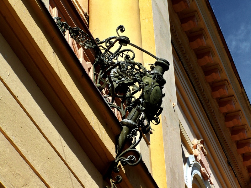 wall - building feature, building exterior, outdoors, statue, nature, sunlight, residential district, façade ornaments, window, day, low angle view, city