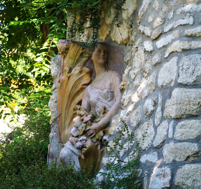 art and craft, sculpture, female figure, plant, tree, day, representation, wall, outdoors, nature, pecs, tree trunk, 1080P, trunk, statue, zsolnay cultural quarter