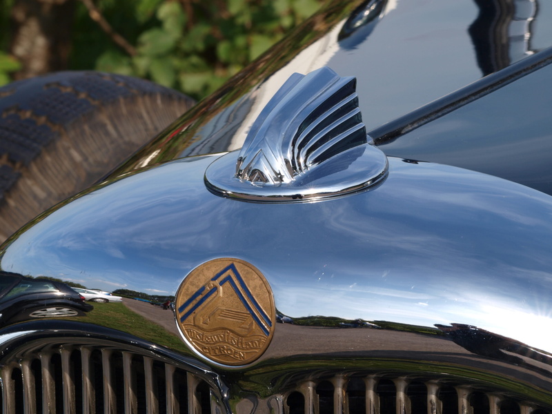 nostalgia, logotype, water, outdoors, design, automobile, transportation, silver colored, Car, car, day, Manufacturer, focus on foreground, 2K, close-up