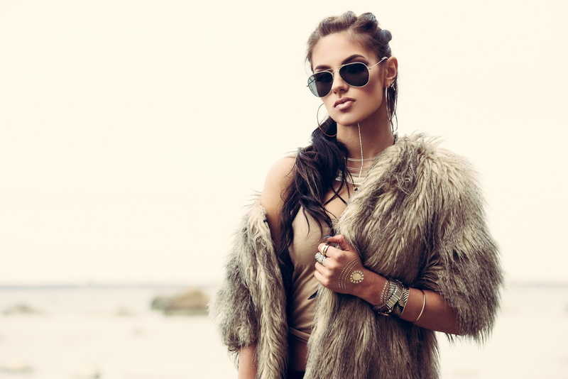 portrait, fur coats, hairstyle, fashion, fur coat, beautiful people, 1080P, women with glasses, modern, beauty, women, luxury, adult, sunglasses, clothing