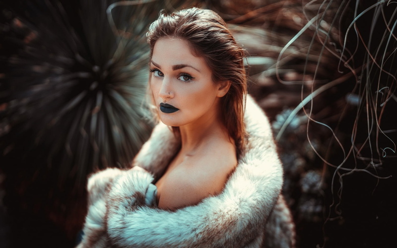 face, leisure activity, portrait, fashion, women, makeup, real people, adult, one person, dark lipstick, clothing, fur coats, hairstyle, front view, make-up