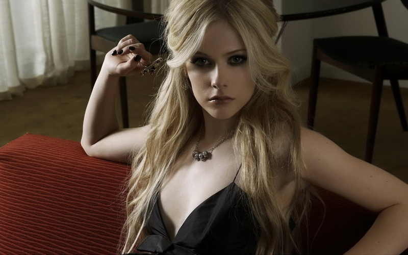 portrait, looking at camera, Avril Lavigne, young adult, beauty, singer, long hair, contemplation, lifestyles, hair, blonde, adult, women, beautiful woman