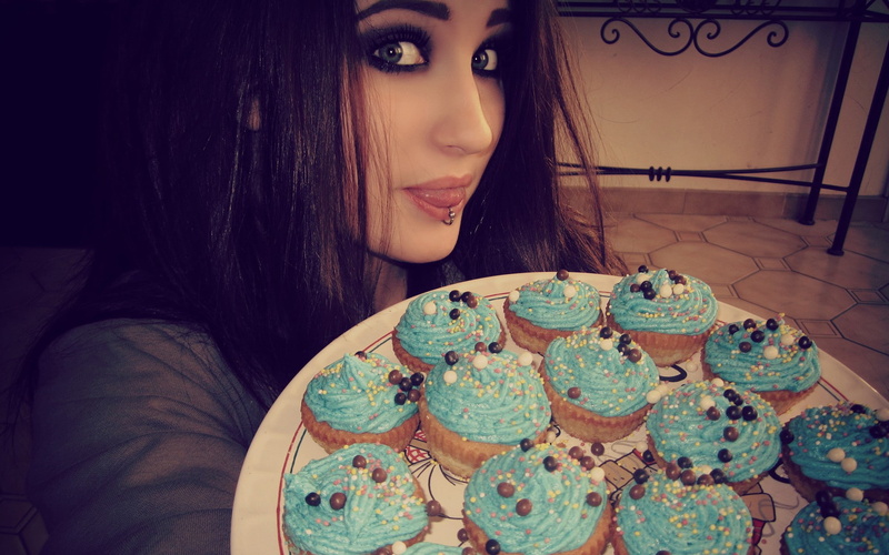 lolina, brunettes, women, macabre, green, 1080P, cupcakes, piercings, niky