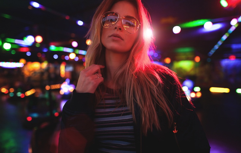 hair, leisure activity, Sebastian Heberlein, fashion, lifestyles, depth of field, night, front view, illuminated, one person, blonde, women, 1080P, standing
