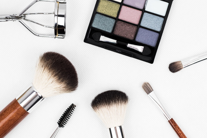 beauty, eyes, high angle view, face, eye make-up, variation, applying, fashion, indoors, eyeshadow, day, group of objects, cosmetics, eyeliner, face powder