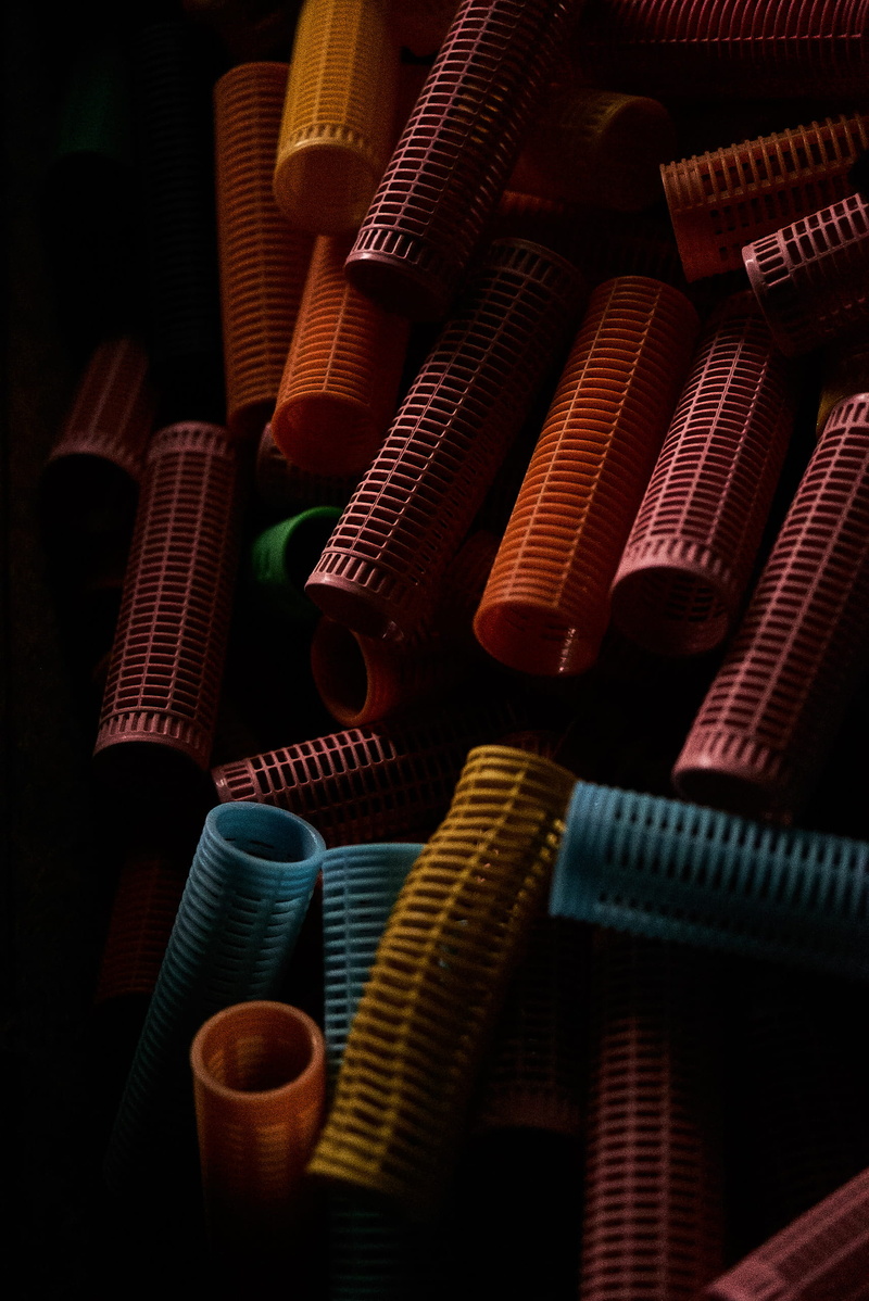 comb, high angle view, still life, no people, variation, indoors, close-up, multi colored, 2K, stack, full frame, photo, pattern, plastic, curler, pile