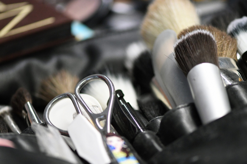 feel good, set, table, group of objects, indoors, no people, metal, choice, make up, large group of objects, blush - make-up, make-up brush, beautify, personal accessory