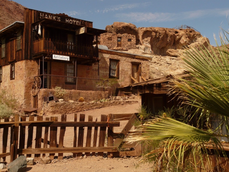 travel destinations, vacation, old, outdoors, sunlight, calico, calico ghost town, travel, built structure, ancient, 2K, garden fence, the past, hank