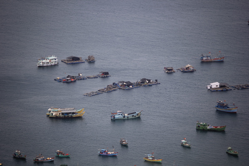 hovercraft, oil spill, tugboat, day, dinghy, travel, watercraft, tranquility, moored, high angle view, aerial, business, mode of transportation, nature