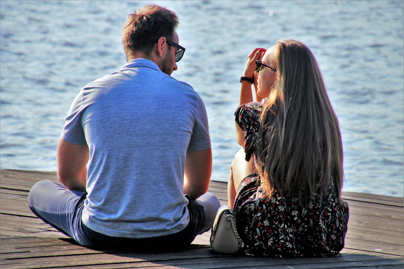 sitting, real people, happiness, summer, women, conversation, beach, vacations, casual clothing, two people, fashion, sweethearts, lifestyles, people, positive emotion
