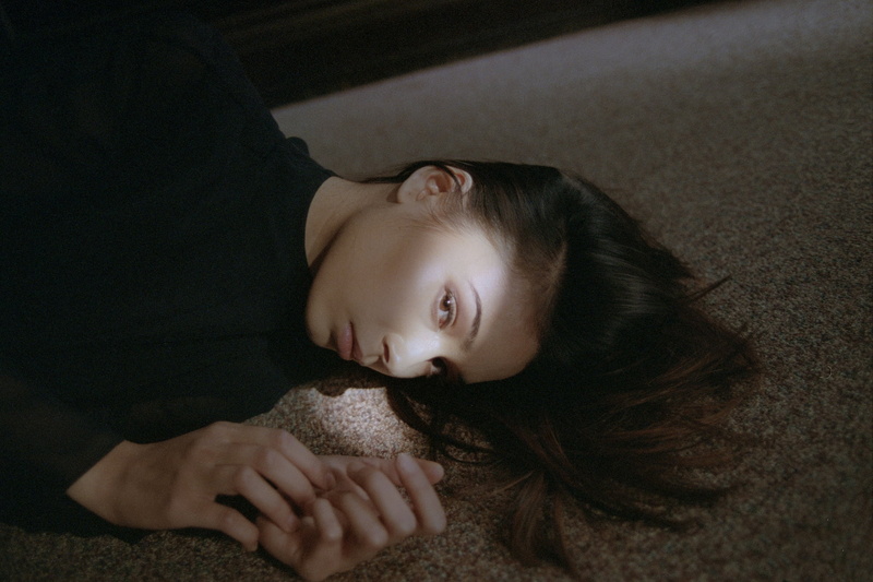 dark hair, relaxation, hairstyle, young adult, looking at viewer, beauty, lying down, women, 1080P, lifestyles, black sweater, brown hair, hair, one person