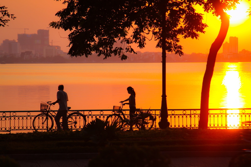 hanoi, holding, transportation, man, water, silhouette, group of people, 5K, bikes, dusk, city, lifestyles, vietnam, sunrise - Dawn, sunlight, sunset