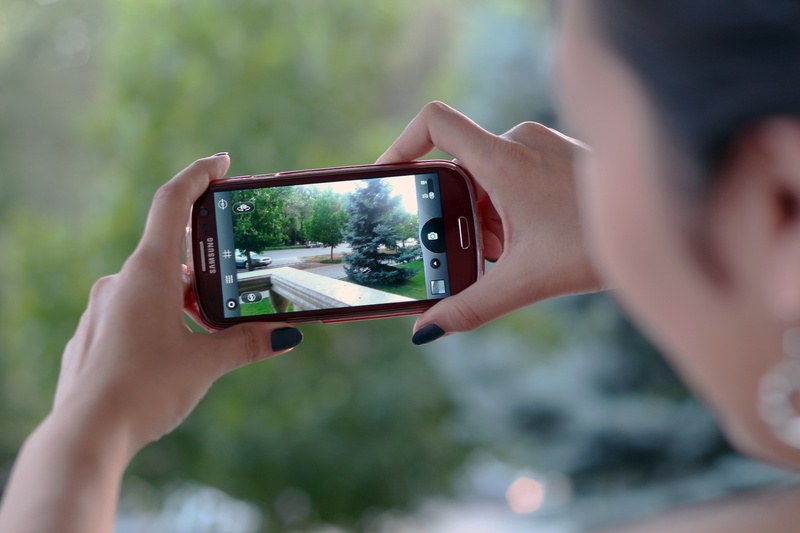 women, screen, photographing, lifestyles, camera, woman, holding, outdoors, real people, photography themes, wireless technology, cellphone, mobile Phone
