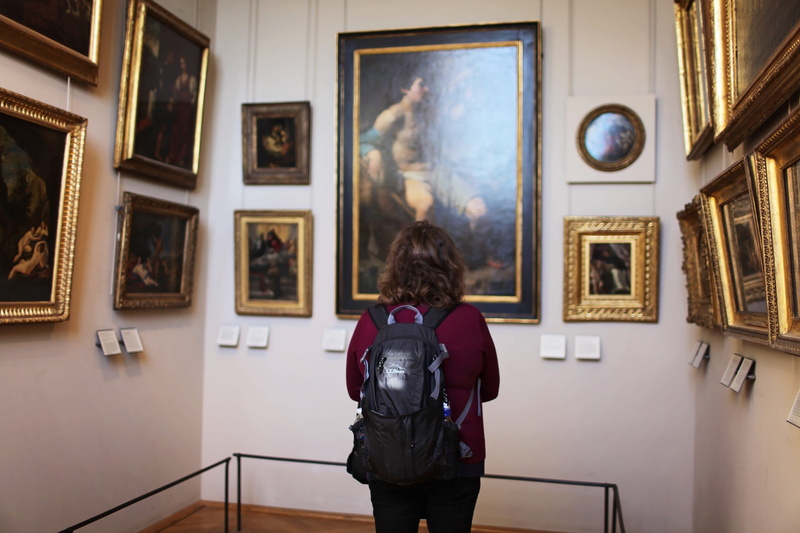 woman, technology, lifestyles, one person, paintings, exhibition, real people, frame, rear view, casual clothing, 5K, standing, tour, three quarter length