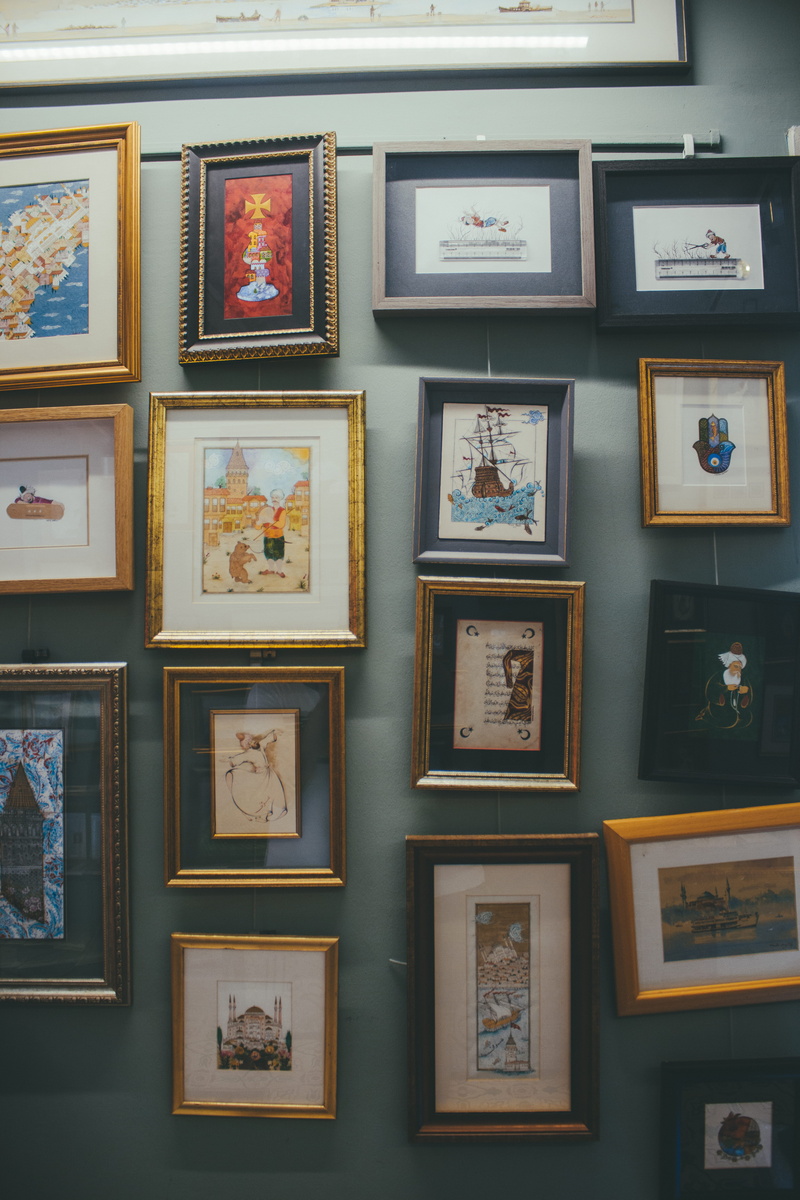 collection, pattern, photo, assorted, frame, photographs, building, art gallery, wall - building feature, in a row, art, picture frames, painting, variation