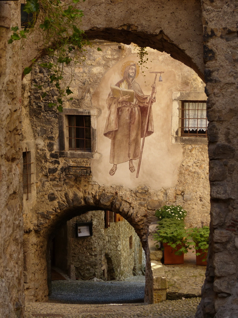 no people, tenno, monch, religious, alley, building exterior, middle ages, building, belief, representation, window, holding, religion, creativity, day