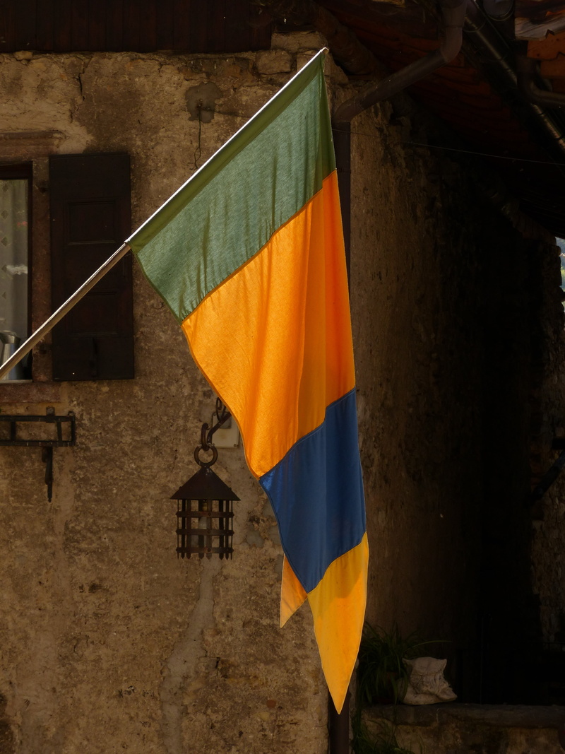 building exterior, night, wall - building feature, nature, drying, flag, hanging, architecture, green, yellow, patriotism, tenno, outdoors, orange, 4K