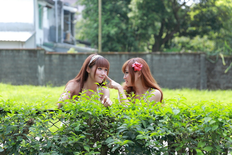 Asian, couple, Ji Xin Qiao, hair band, flower in hair, outdoors, redhead, women, 1080P, straight hair, long hair