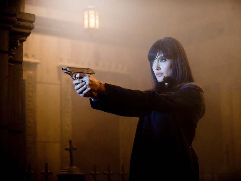 female, movies, females, jolie, 720P, weapons, guns, salt, brunette, actress, girl, angelina, pistol, women, gun, weapon, girls, movie