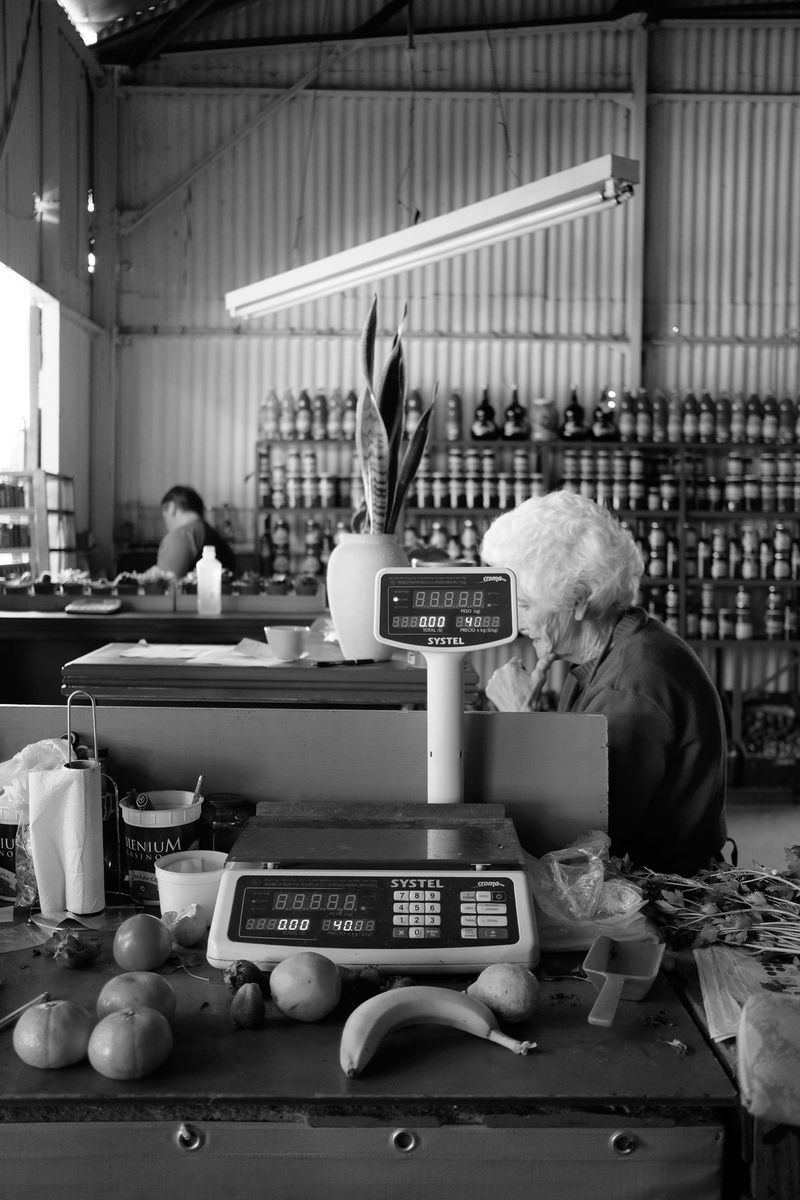 bowl, buenos aires, working, photography, apple, men, concentration, preparation, 2K, table, food, weighing, human, focus on foreground, business, person