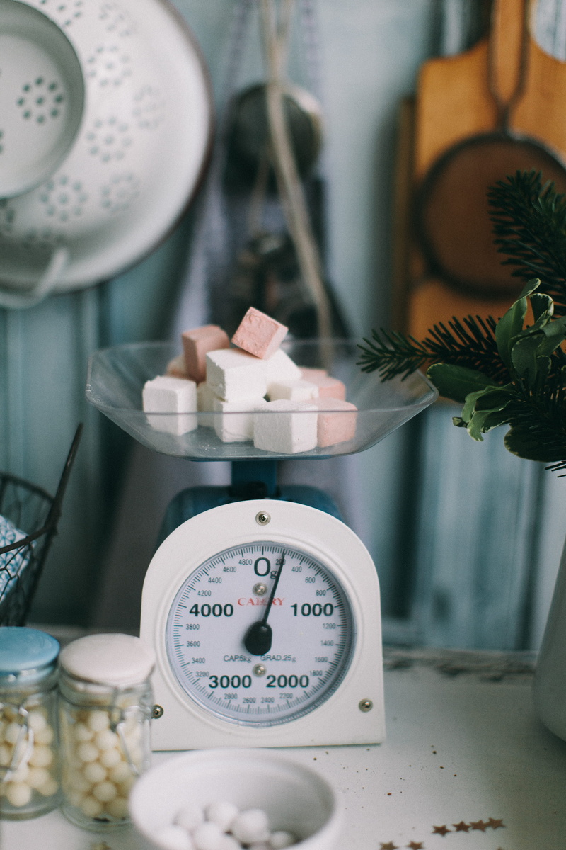 time, day, weight scale, focus, focus on foreground, cup, blur, 5K, scale, clock, indoors, gram, no people, equipment, cubes, close-up, communication