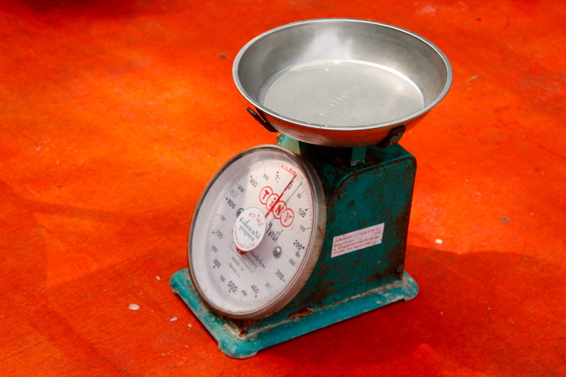 old scale, scale, red, pan, market stall, economy, weight, old, kitchen scale, 5K, time, weigh out, weighing, weight control, instrument of time, weight scale