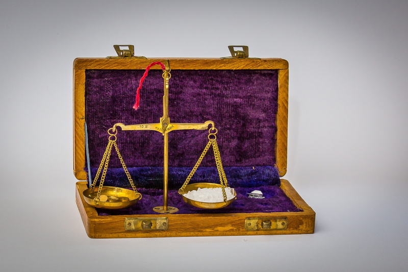 travel, indoors, pan, purple, single object, gray background, luggage, suitcase, finance, container, Horizontal, art and craft, still life, measure, antique