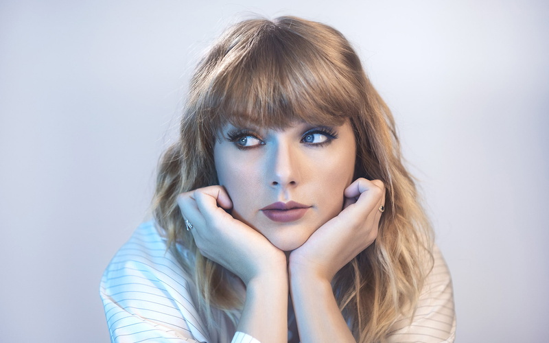 long hair, young adult, headshot, blond hair, beauty, 2018, looking at camera, hairstyle, hand, women, contemplation, body part, fashion, blue eyes, beautiful woman