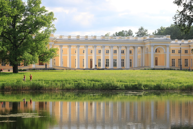 the palace ensemble tsarskoe selo, grass, near, plant, wter, architecture, green color, outdoors, lake, built structure, cloud - sky, waterfront, tree