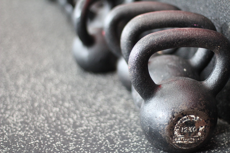backgrounds, weight, photo, extreme close-up, chain, gray, single object, metal, indoors, 12, black, macro, black color, 5K, studio shot, kilo, raise