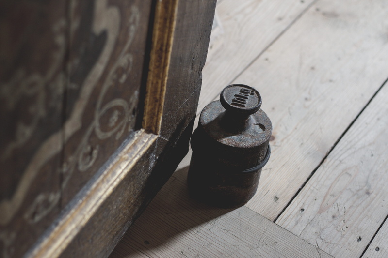 entrance, weight, kilo, wood, 5K, old, focus on foreground, high angle view, shape, food and drink, wood floor, sunlight, close-up, no people, day, wood - material