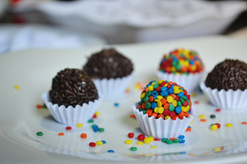 food, cupcake holder, icing, ready-to-eat, cake, no People, temptation, indulgence, multi Colored, cupcake, candy, brown, gourmet, celebration, sweet, table
