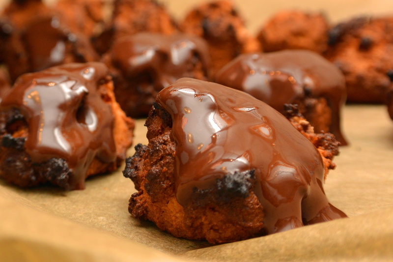 refreshment, cookies, selective focus, close-up, indoors, 2K, candy, no People, unhealthy Eating, baked pastry item, frosting, cake, food, indulgence
