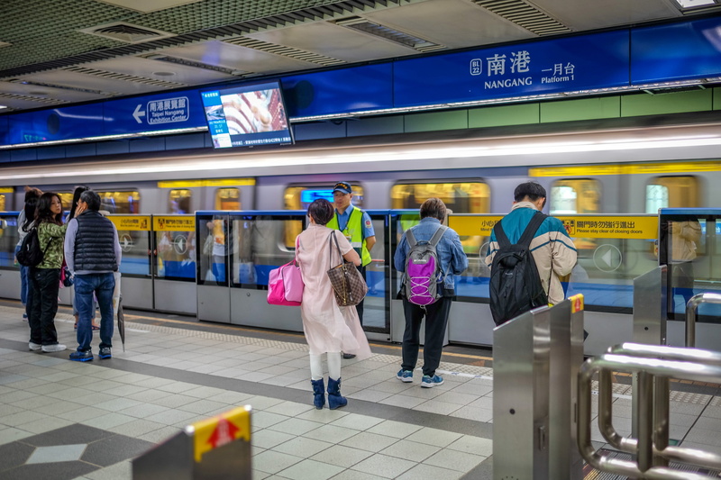 real people, mrt, full length, women, nangang station, architecture, metro, nangang, medium group of people, transportation, motion, uniform, group of people