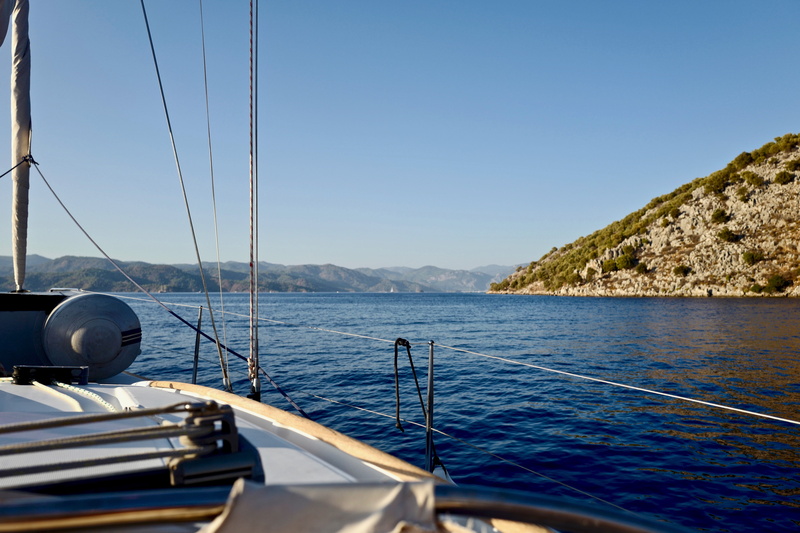 clear sky, adventure, sunlight, day, white, clothing, 5K, yacht, body, yatch, beauty in nature, sailboat, sea, sailing, nature, vehicle, daytime, shoreline