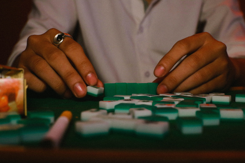 arts culture and entertainment, front view, dice, arcade game machine, leisure games, photo, contact lens, human hand, person, human, 5K, men, adult, indoors