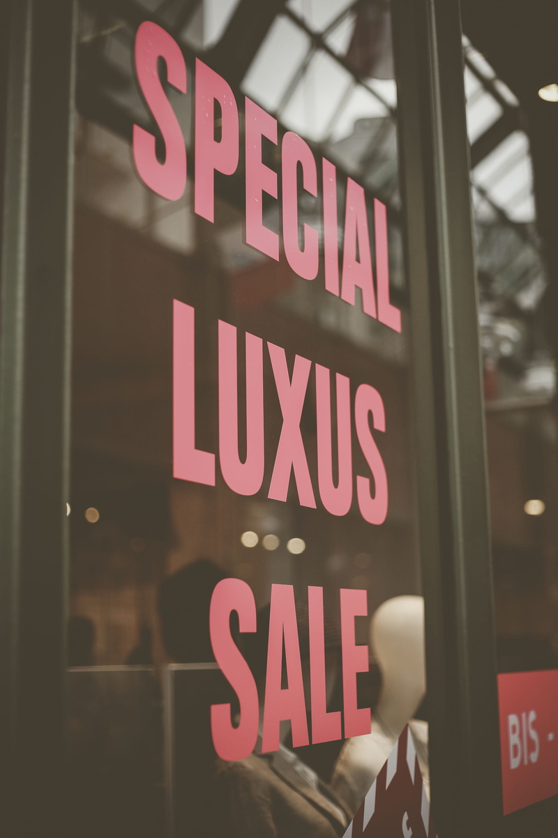 window display, sale, information sign, cafeteria, glass - material, focus on foreground, window, home decor, glass, luxus, capital letter, restaurant
